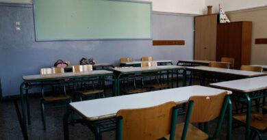 Αναπληρωτές εκπαιδευτικοί αναγκάζονται να μένουν σε σκηνές