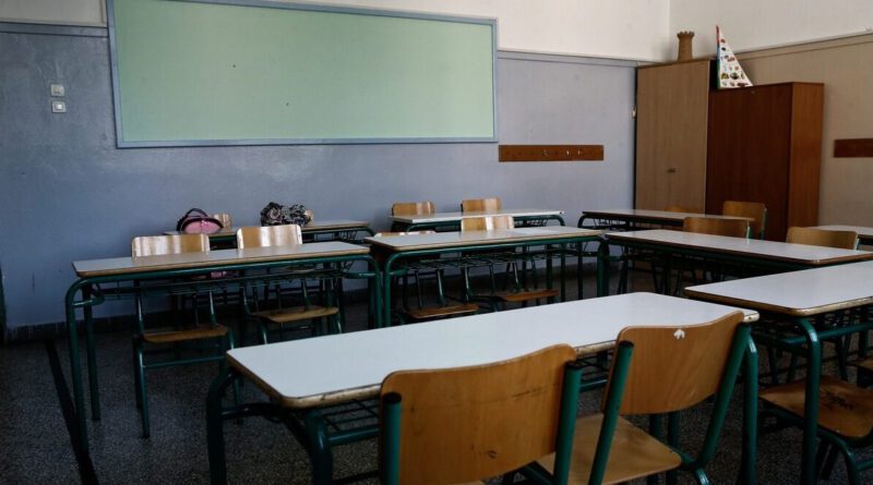 Αναπληρωτές εκπαιδευτικοί αναγκάζονται να μένουν σε σκηνές