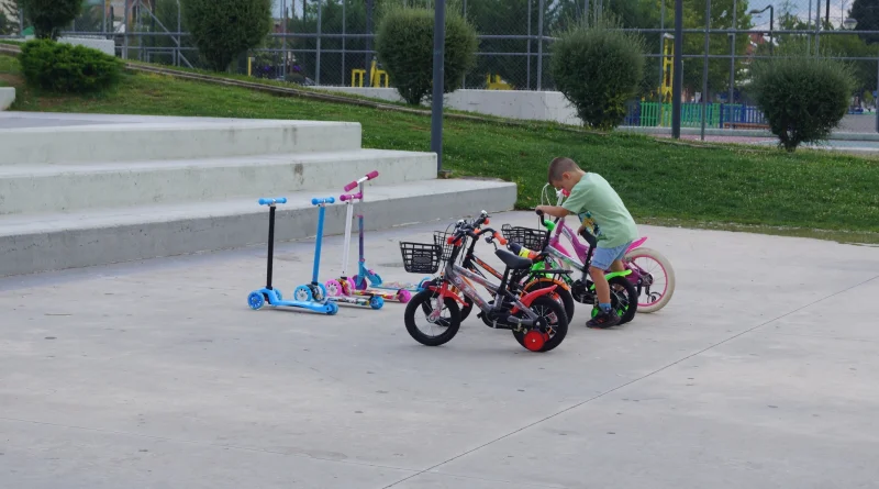 Παιδιά αγόρασαν ποδήλατα για συνομηλίκους τους, με χρήματα από τους κουμπαράδες τους