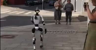 Ανθρωποειδές ρομπότ κυκλοφορεί στους δρόμους της Μόσχας και μιλάει στους περαστικούς