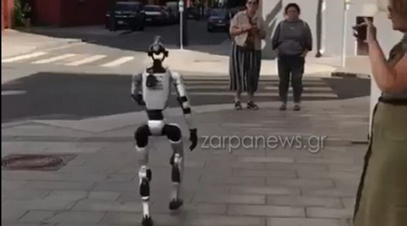 Ανθρωποειδές ρομπότ κυκλοφορεί στους δρόμους της Μόσχας και μιλάει στους περαστικούς