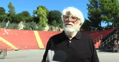 Θανάσης Παπαδάς: Ο Βαγγέλης Κορακάκης στο Θέατρο Αρχαίων Κλεωνών