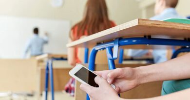 Σχολεία και κινητά: Τι ισχύει για την χρήση και την κατοχή