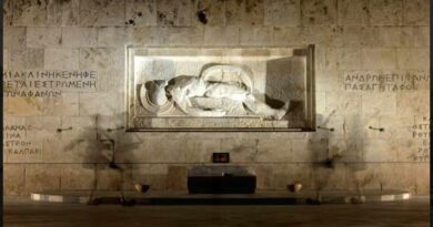 Αντιδράσεις για Μητσοτάκη: Ο Στρατός «αναλαμβάνει» το Μνημείο του Αγνώστου Στρατιώτη