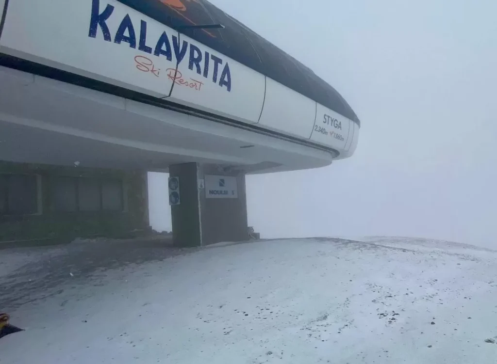 Έπεσαν οι πρώτες νιφάδες στο Χιονοδρομικό Κέντρο Καλαβρύτων