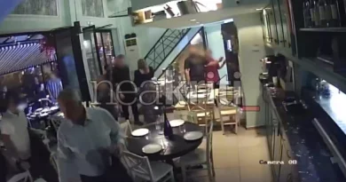 Αυγά, πέτρες και τραπέζια εναντίον του Μάκη Βορίδη στο Ηράκλειο – Κουκουλοφόροι εισέβαλαν σε εστιατόριο που δειπνούσε
