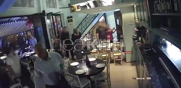 Αυγά, πέτρες και τραπέζια εναντίον του Μάκη Βορίδη στο Ηράκλειο – Κουκουλοφόροι εισέβαλαν σε εστιατόριο που δειπνούσε