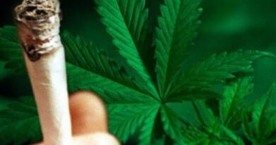 Λουτράκι: Συνελήφθη 17χρονος με τσιγαριλίκι και τρίφτη κάνναβης