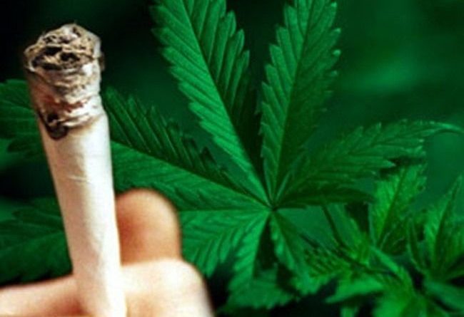 Λουτράκι: Συνελήφθη 17χρονος με τσιγαριλίκι και τρίφτη κάνναβης