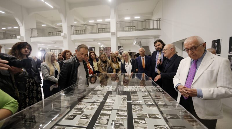 Ο Πρόεδρος της Βουλής στα εγκαίνια της φωτογραφικής έκθεσης «Ελληνικές αρχαιότητες του Λούβρου - με το μάτι του επισκέπτη»