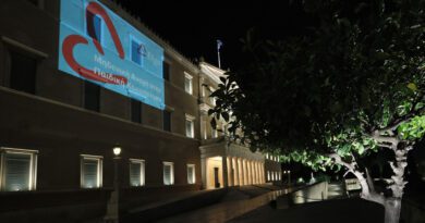 Το Μέγαρο της Βουλής φωταγωγήθηκε για την Παγκόσμια Ημέρα Ενάντια στην Παιδική Κακοποίηση