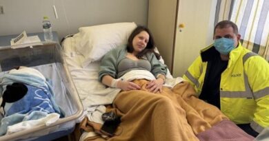 Περιπολικό μετέφερε έγκυο γυναίκα που είχε εγκλωβιστεί στον αυτοκινητόδρομο - Γέννησε ένα υγιέστατο αγοράκι στο Παναρκαδικό Νοσοκομείο