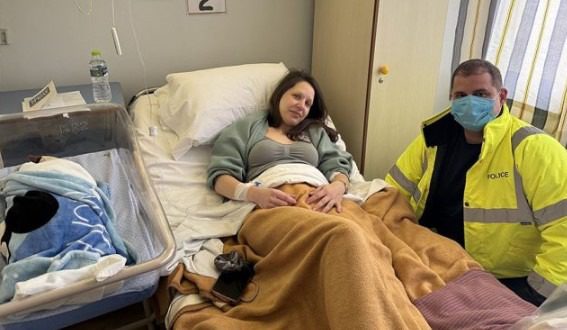 Περιπολικό μετέφερε έγκυο γυναίκα που είχε εγκλωβιστεί στον αυτοκινητόδρομο - Γέννησε ένα υγιέστατο αγοράκι στο Παναρκαδικό Νοσοκομείο