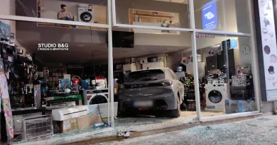 Ναύπλιο: Αυτοκίνητο εισέβαλε σε κατάστημα ηλεκτρικών ειδών -VIDEO