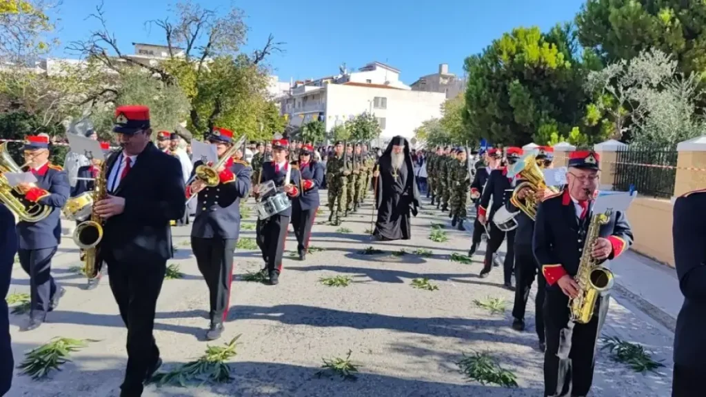 Οι πιστοί υποδέχτηκαν με δάφνες τον νέο Μητροπολίτη Κορίνθου κ.κ. Παύλο