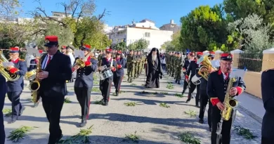 Οι πιστοί υποδέχτηκαν με δάφνες τον νέο Μητροπολίτη Κορίνθου κ.κ. Παύλο