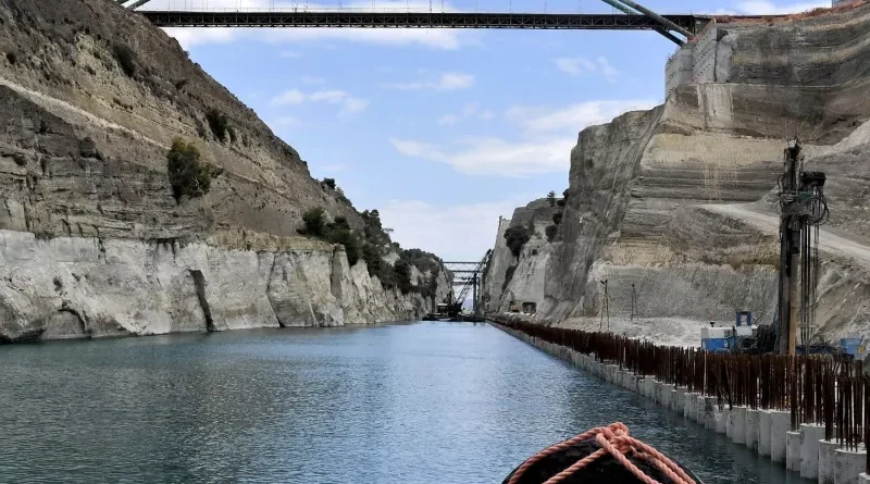 Σορός άνδρα εντοπίστηκε να επιπλέει στον Ισθμό Κορίνθου