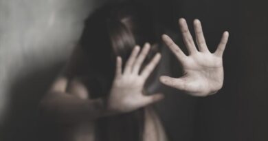 Χειροπέδες σε δύο ανήλικους στον Πύργο για απόπειρα βιασμού 16χρονης