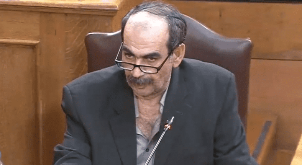 Άφωνος ο «γαλάζιος» Φραπές με εντολή του Μεγάρου Μαξίμου