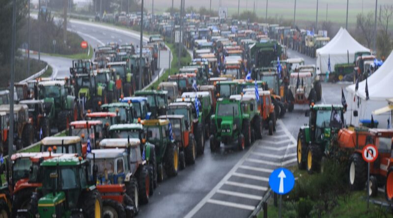 Αγροτικές κινητοποιήσεις: Παραμένουν τα μπλόκα - «Όχι στον διάλογο, μας εμπαίζει η κυβέρνηση»