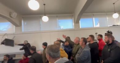 Έκρηξη οργής στην Τρίπολη - Αγρότης πέταξε καρέκλα στο Περιφερειακό Συμβούλιο