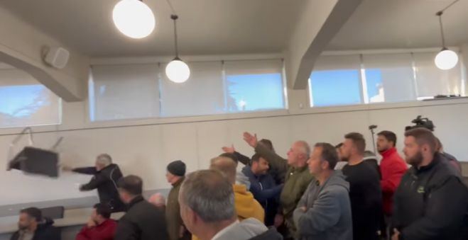 Έκρηξη οργής στην Τρίπολη - Αγρότης πέταξε καρέκλα στο Περιφερειακό Συμβούλιο