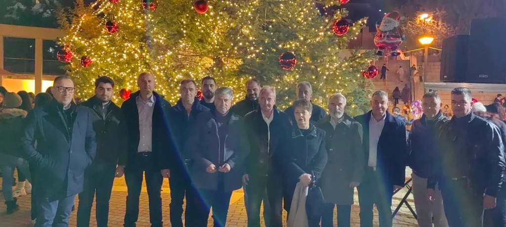 Η Νεμέα φόρεσε τα γιορτινά της - Φωταγωγήθηκε το Χριστουγεννιάτικο δέντρο