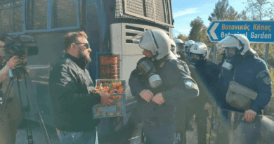 Ένταση στην Πάτρα – Μπλόκο της ΕΛΑΣ στους αγρότες πριν τη γέφυρα Ρίου-Αντιρρίου