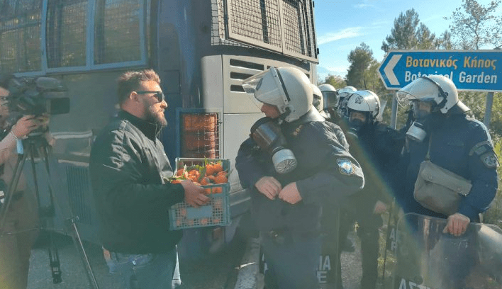 Ένταση στην Πάτρα – Μπλόκο της ΕΛΑΣ στους αγρότες πριν τη γέφυρα Ρίου-Αντιρρίου