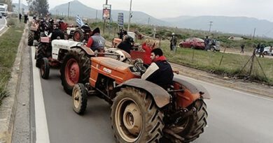Αγροτικά μπλόκα στην Αργολίδα: Τρακτέρ σήκωσαν «μπάρες» στον κόμβο Μαλαχιά