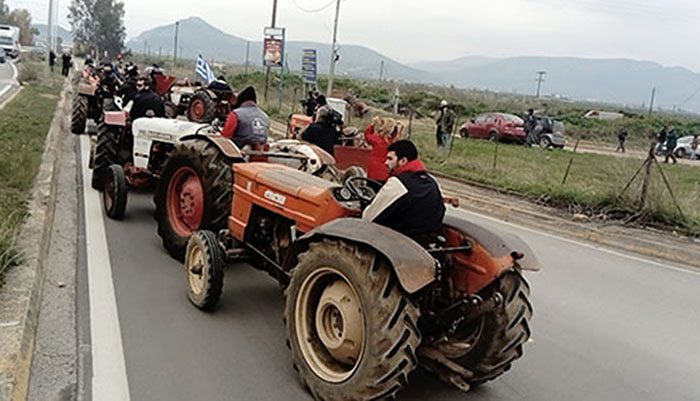 Αγροτικά μπλόκα στην Αργολίδα: Τρακτέρ σήκωσαν «μπάρες» στον κόμβο Μαλαχιά
