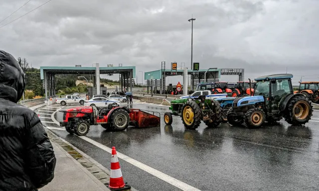 Ενισχύθηκε το μπλόκο στο Κιάτο με νέους αγρότες