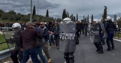 Ενταση και χημικά μεταξύ αγροτών και αστυνομικών στο Κιάτο -VIDEO