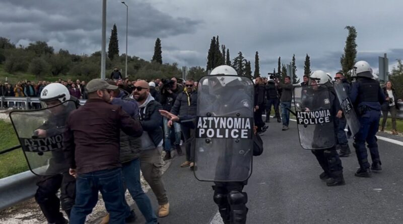 Ενταση και χημικά μεταξύ αγροτών και αστυνομικών στο Κιάτο -VIDEO
