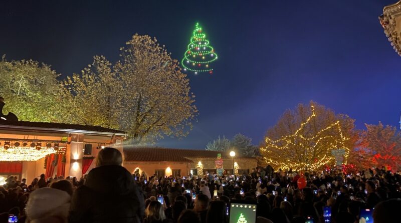 Μαγική τελετή έναρξης στον 14ο Μύλο των Ξωτικών, με τα drones του Πίτερ Παν και του Αη Βασίλη!