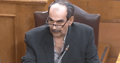 Άφωνος ο «γαλάζιος» Φραπές με εντολή του Μεγάρου Μαξίμου