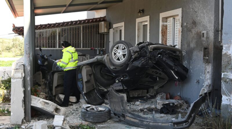 Θανατηφόρο τροχαίο για 2 άτομα στα Εξαμίλια Κορινθίας -VIDEO