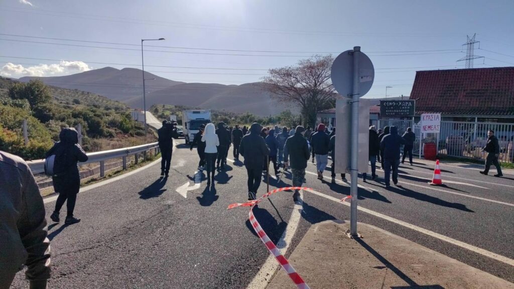 Οι αγρότες έκλεισαν τον δρόμο, στην Π.Ε.Ο Κορίνθου – Άργους, στα Δερβενάκια