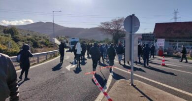 Οι αγρότες έκλεισαν τον δρόμο, στην Π.Ε.Ο Κορίνθου – Άργους, στα Δερβενάκια