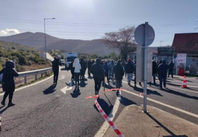 Οι αγρότες έκλεισαν τον δρόμο, στην Π.Ε.Ο Κορίνθου – Άργους, στα Δερβενάκια