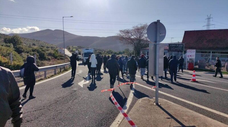 Οι αγρότες έκλεισαν τον δρόμο, στην Π.Ε.Ο Κορίνθου – Άργους, στα Δερβενάκια