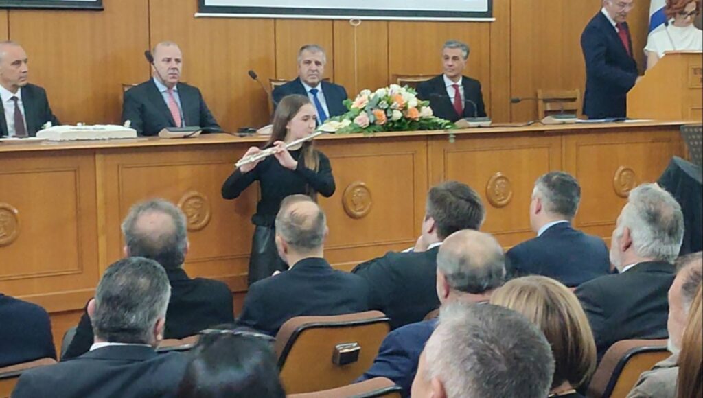 Το Επιμελητήριο Κορινθίας βράβευσε τη 12χρονη φλαουτίστα και πιανίστα Νεφέλη Κουτσούκου