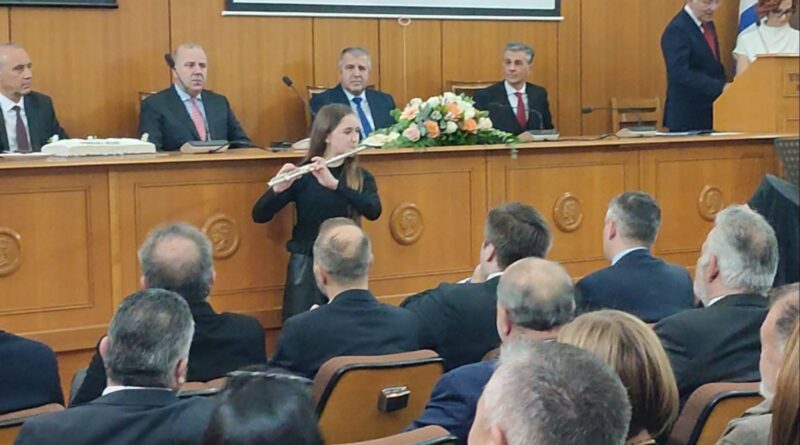 Το Επιμελητήριο Κορινθίας βράβευσε τη 12χρονη φλαουτίστα και πιανίστα Νεφέλη Κουτσούκου