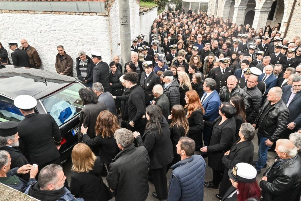 Άστρος: Θρήνος στην κηδεία του 53χρονου λιμενικού - Η Βουλή «υιοθετεί» το παιδί του