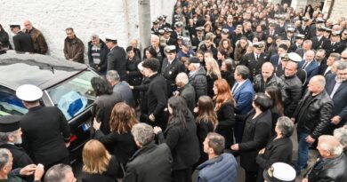 Άστρος: Θρήνος στην κηδεία του 53χρονου λιμενικού - Η Βουλή «υιοθετεί» το παιδί του