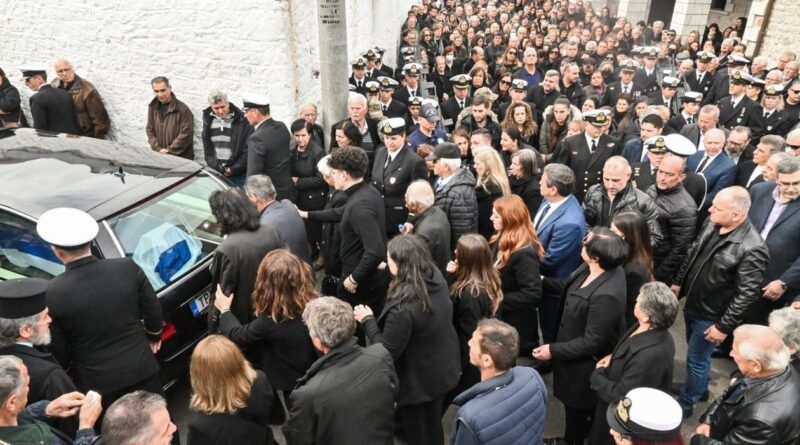 Άστρος: Θρήνος στην κηδεία του 53χρονου λιμενικού - Η Βουλή «υιοθετεί» το παιδί του