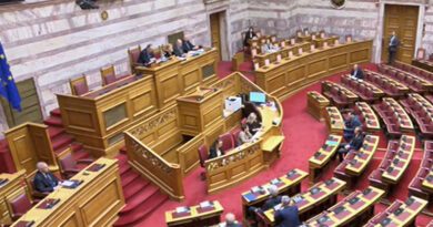 Η Βουλή των Ελλήνων τίμησε τη Μνήμη των πεσόντων Ελλήνων αξιωματικών του Πολεμικού Ναυτικού στα Ίμια το 1996 - Τηρήθηκε ενός λεπτού σιγή