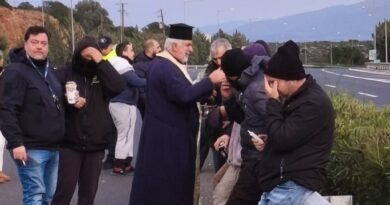 Αγιασμός στο μπλόκο της Αρχαίας Νεμέας από τον ιερέα Ευάγγελο Μπακασέτα