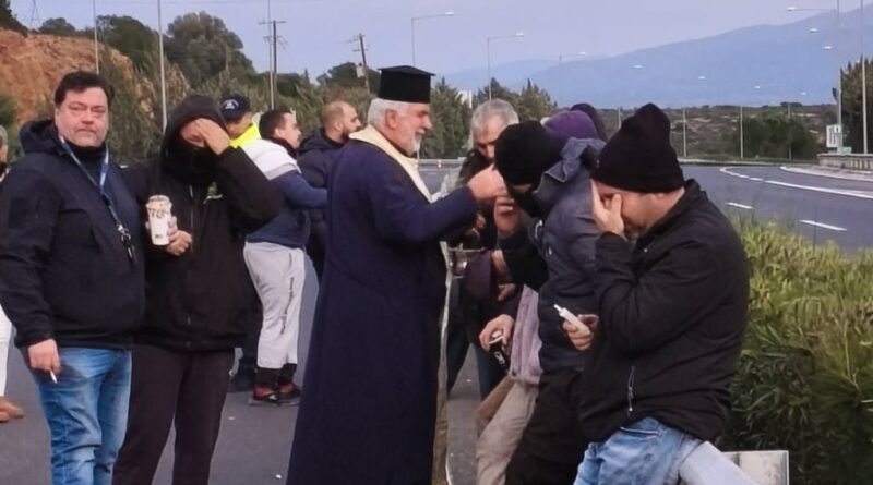 Αγιασμός στο μπλόκο της Αρχαίας Νεμέας από τον ιερέα Ευάγγελο Μπακασέτα