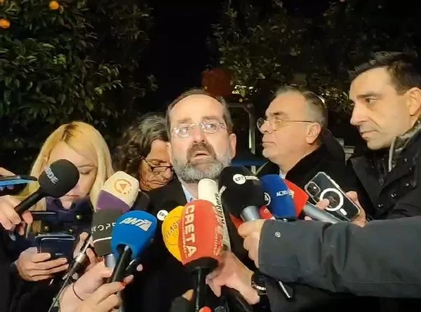 ΣΥΡΙΖΑ-ΠΣ: Ποιος δίνει το θάρρος και τις πλάτες στον κ. Λέγγα να λέει ότι «αν δεν είσαι στο τραπέζι, είσαι στο μενού»;